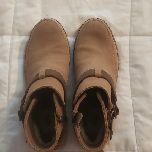UGG | Shoes | Never Worn Uggs | Poshmark display picture 2